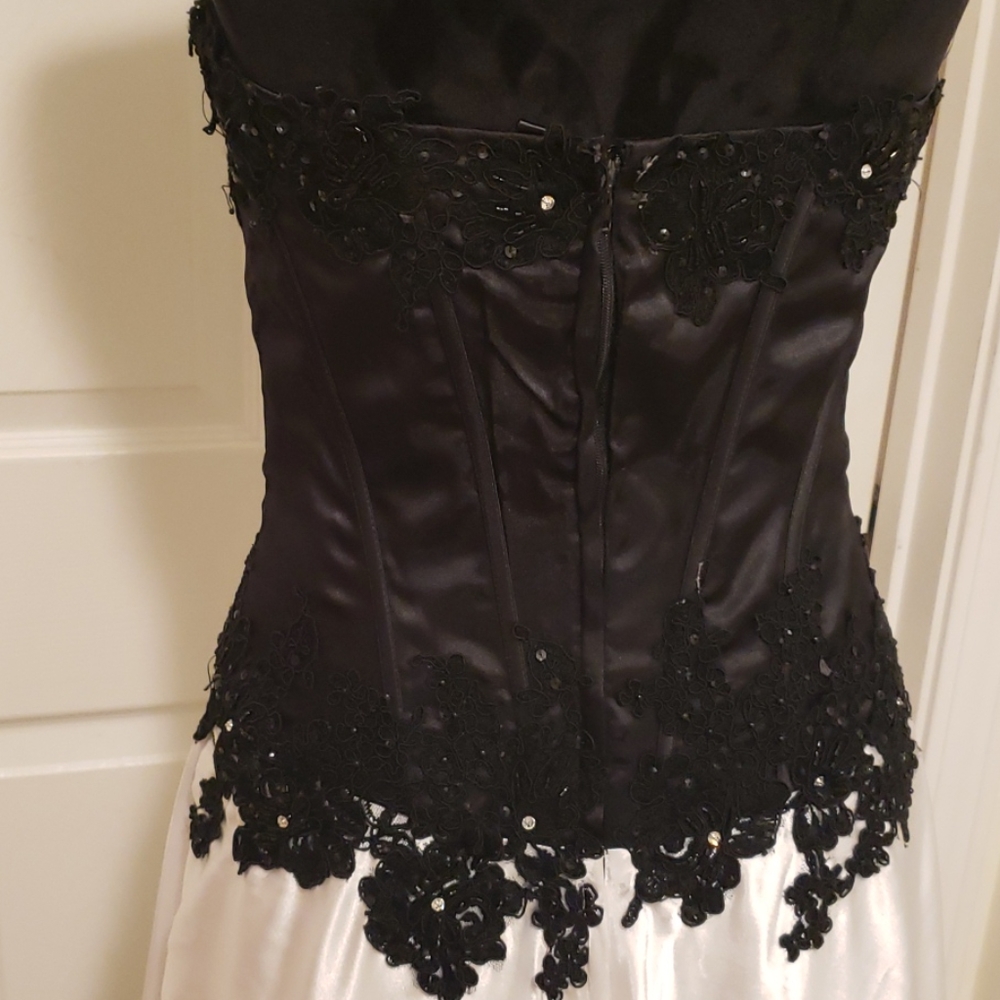 🖤🤍Blk&Wht Satin Formal Sz8🤍🖤 - Picture 8 of 13